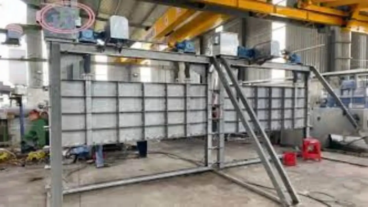 Щит из нержавеющей стали в производственном цеху